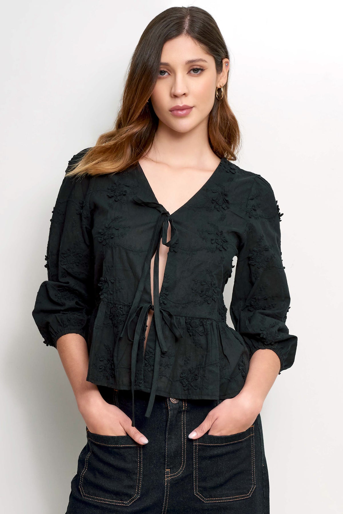 Blusa bordada con amarre al frente