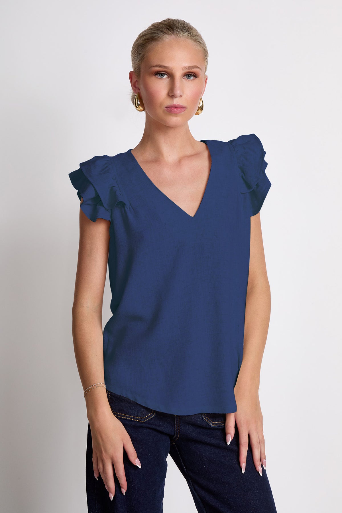 Blusa con escote en V y con escarolas en mangas