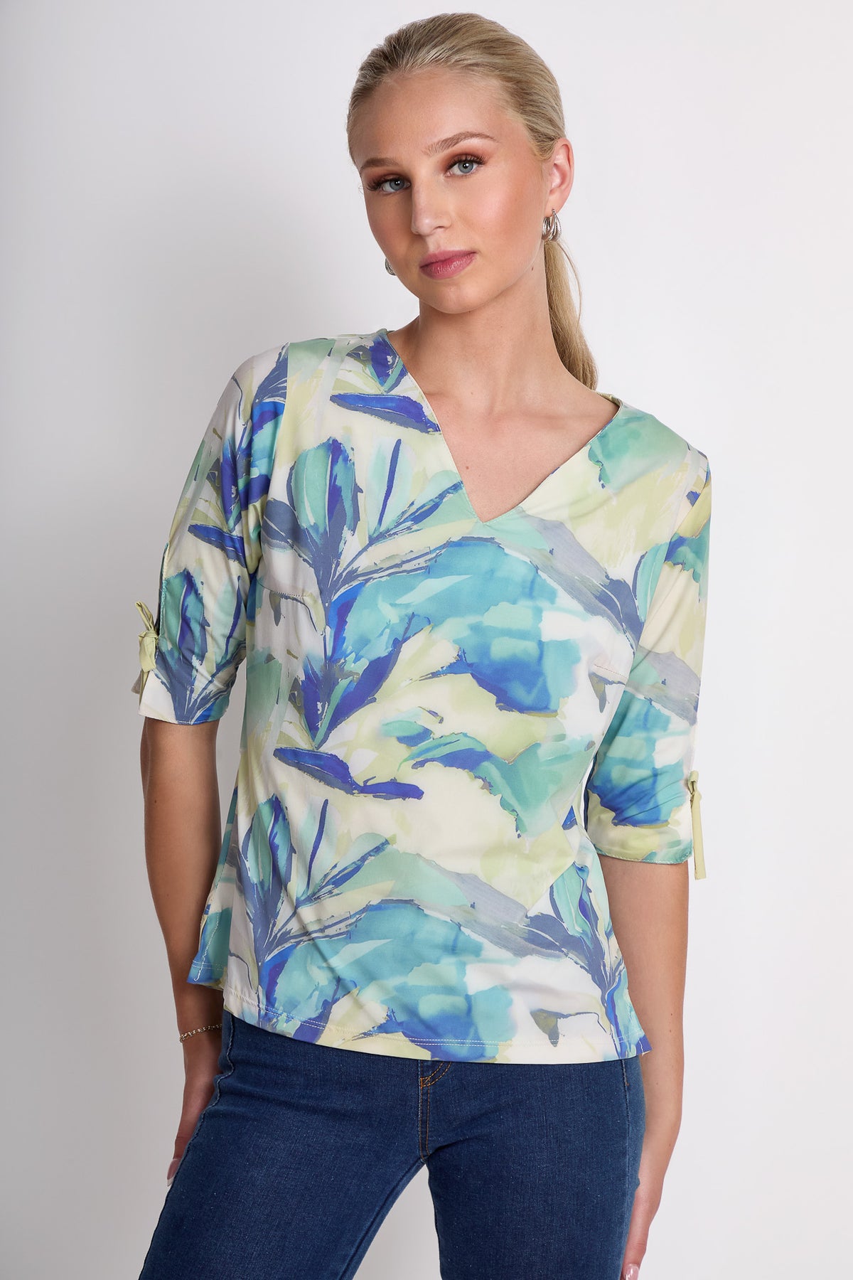 Blusa estampada con escote en V